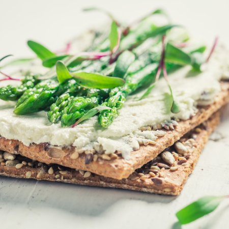 Tartines croquantes asperges & fromage frais