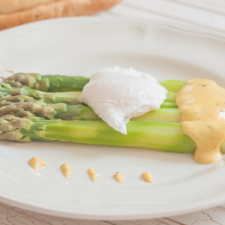 Asperges vertes, œufs pochés et sauce hollandaise