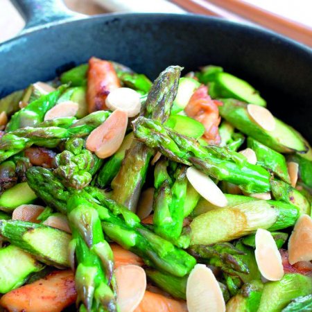 Wok d’asperges vertes
au poulet et amandes grillées